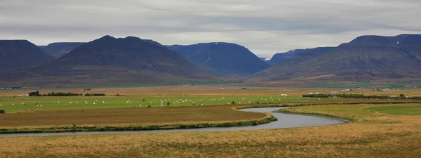 河流、 绿色的草地和 Saudarkrokur，冰岛附近的山脉。Cl — 图库照片