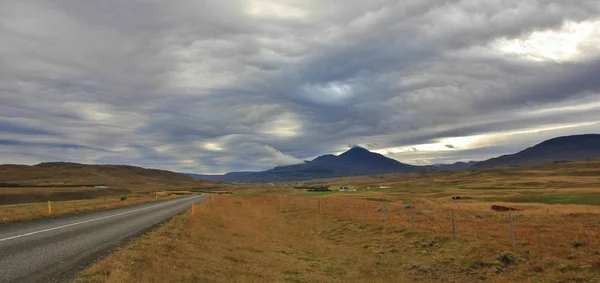Cielo mohoso sobre el paisaje rural en Islandia. Escena cerca de Saudarkrok — Foto de Stock