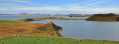 Lake Myvatn gün güneşli yaz. İzlanda'daki volkanik manzara