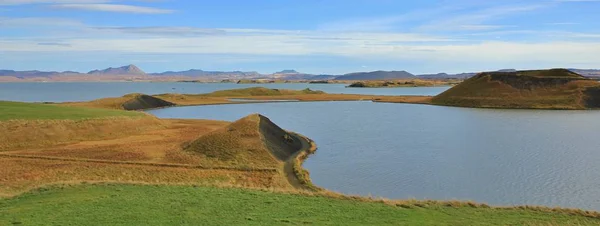 湖上阳光明媚的夏日。在冰岛的火山地质景观 — 图库照片