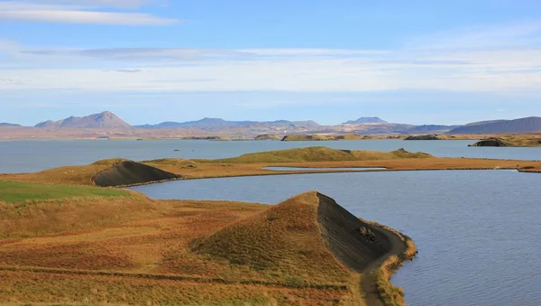 Het Myvatn-meer en het vulkanische landschap. Laat de zomerdag in IJsland. — Stockfoto