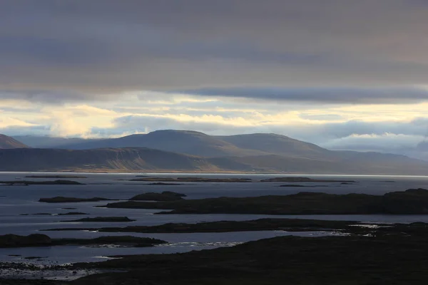 Vroeg in de ochtend op de Breidafjoerdur, IJsland. Kustlandschap. — Stockfoto