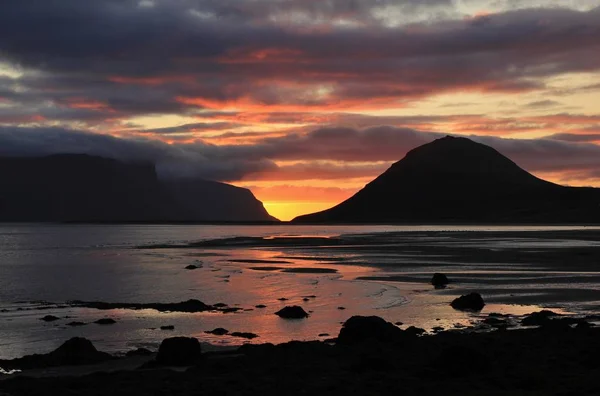 Západ slunce scéna v Dyrafjoerdur, Island. — Stock fotografie