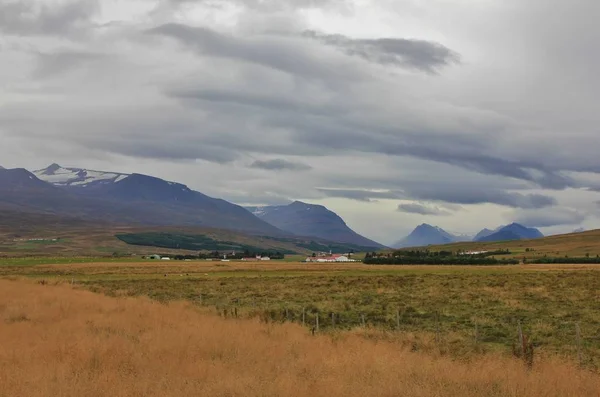 Nubes oscuras sobre el paisaje rural. Escena cerca de Akureyri, Islandia . — Foto de Stock