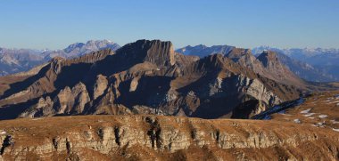 Chaeserrugg, Amerika Birleşik Devletleri üzerinden görülen engebeli Sıradağlar. 