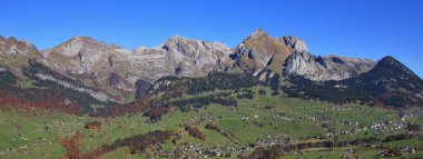 Alpstein aralığı ve Chaeserrugg görülen Toggenburg Vadisi. 