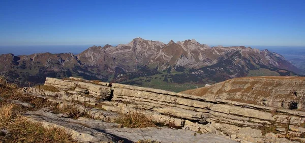 Réteges rock és Nézd a Alpstein tartományban, Svájc. — Stock Fotó