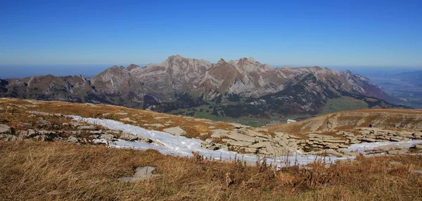 秋季场景上的 Chaeserrugg，在吐瓦尔山 — 图库照片