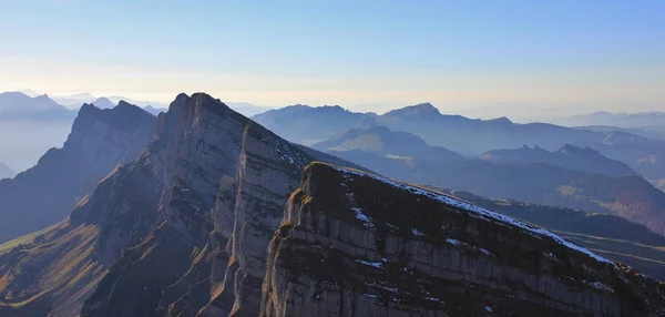 Churfirsten 范围只是在日落之前。秋天的场景，在至尊 — 图库照片