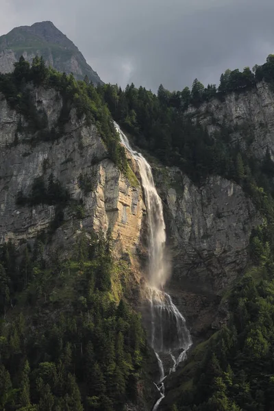 Vodopád ve Bernském Oberlandu. Oltschibachfall. — Stock fotografie