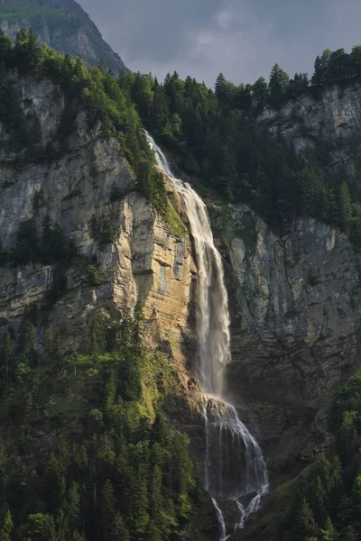 Majestátní vodopád Oltschibachfall. V podobě vodopádu poblíž Meiringenu. SW — Stock fotografie