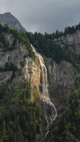 Oltschibachfall, v podobě vodopádu poblíž Meiringen, Švýcarsko. — Stock fotografie