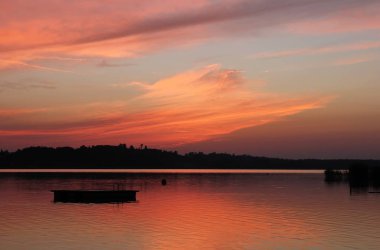Romantik gökyüzü göl Pfaeffikon, İsviçre üzerinden. Yaz sahne.