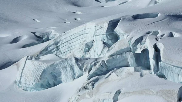 Aletsch 빙하의 세부 사항입니다. 크 레바 스와 계층화 된 얼음. — 스톡 사진
