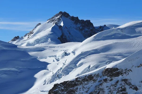 Monte Gletscherhorn y glaciar con grietas . — Foto de Stock