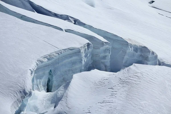 Visible layers of ice and crevasses. — Stock Photo, Image