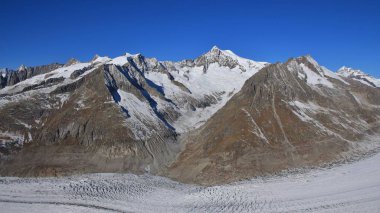 Mount Aletschhorn ve Aletsch Buzulu. Mount Eggishorn görüntülemek