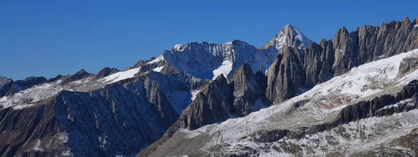 在瑞士的冰川覆盖的山脉。干燥的冰川 — 图库照片