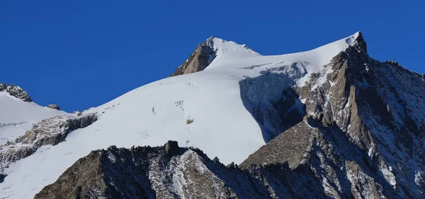 Zenbaechen 冰川和装载 Geisshorn。瑞士瓦莱州的场景 — 图库照片