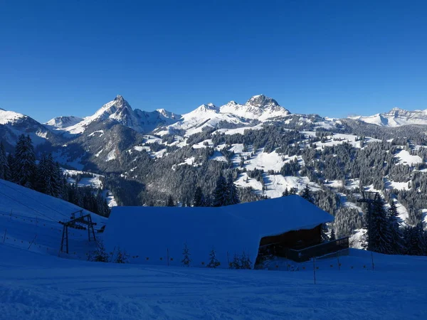 Estação do meio da área de esqui Hohe Wispile. Paisagem inverno em — Fotografia de Stock
