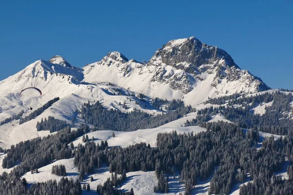 Гора Videmanette у зимовий період. Вид з гори Hohe Wispile, Gstaa — стокове фото
