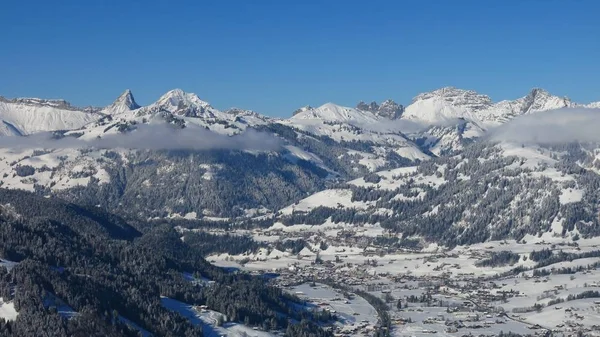 Villaggio Saanen e montagne innevate. Scena invernale nel B — Foto Stock