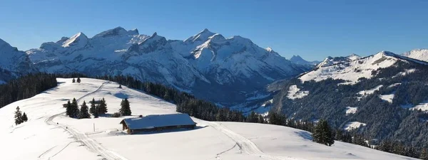 Bergskedjan sett från berget Hohe Wispile, Schweiz. Vinter — Stockfoto