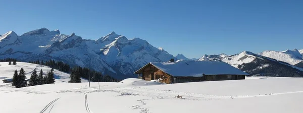 スイス アルプスの冬の日。マウント Hohe Wispile からの眺め. — ストック写真