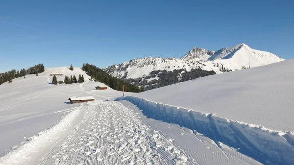 Winter hiking path with beautiful mountain view. Snow covered m — Stock Photo, Image