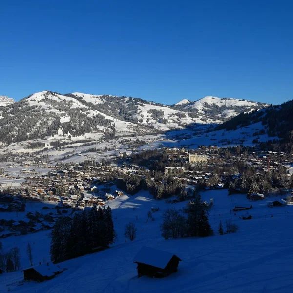 Berühmtes Dorf Gstaad an einem Wintermorgen. — Stockfoto