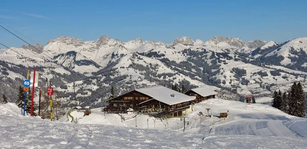 山顶餐厅登上 Hohe Wispile, 格施塔德。滑雪坡 — 图库照片