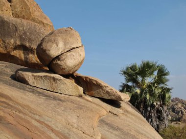 Hampi, Karnataka granit boulder Dengeleme. Popüler rock için 