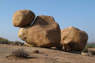 Hampi, Karnataka benzersiz şekilli büyük granit boulder. Boulder p