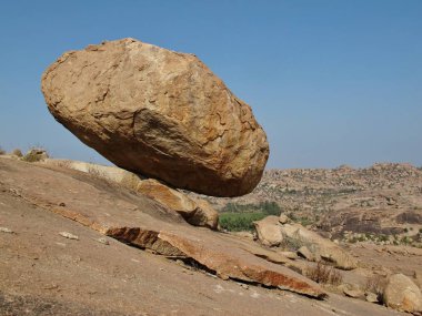 Büyük Hampi, Karnataka granit boulder Dengeleme. Benzersiz landsc
