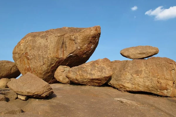 Grand rocher de granit populaire pour l'escalade. Paysage unique — Photo