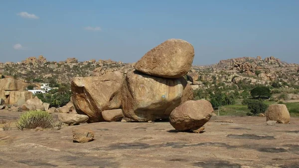Grand rocher de granit à Hampi populaire pour l'escalade. Unique l — Photo