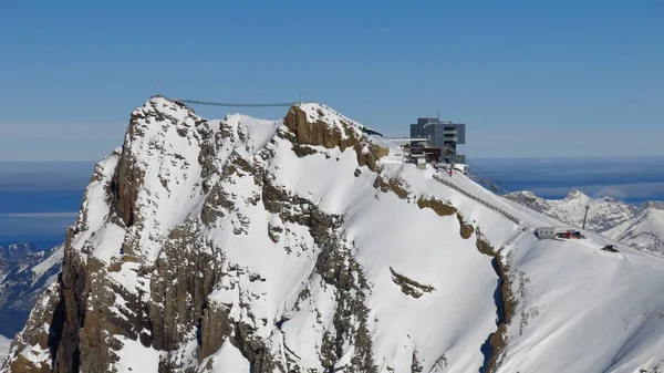 Pont suspendu reliant deux sommets montagneux. Diablerets glac — Photo