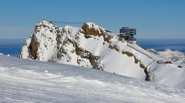 Puente colgante que conecta dos picos de montaña. Diablerets glac —  Fotos de Stock