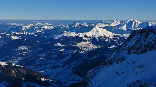 Winters tafereel in Zwitserland. Uitzicht vanaf de Diablerets-gletsjer. S — Stockfoto