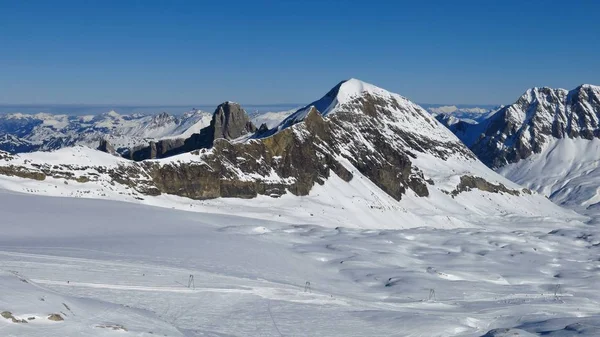 Vista da área de esqui glaciar Diablerets . — Fotografia de Stock