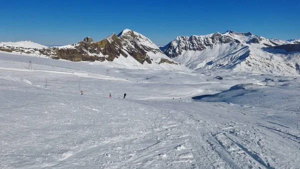 莱迪亚布勒雷冰川滑雪场, 冰雪覆盖的山脉和 Sanetsch — 图库照片