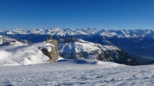 Quille du diable, berühmter Felsen am Rande des Diablerets Glac — Stockfoto