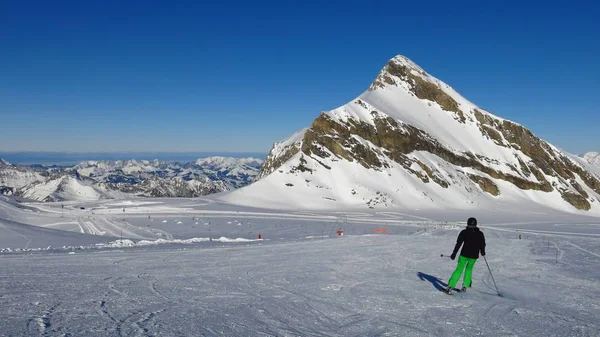 滑雪斜坡上的莱迪亚布勒雷冰川, 瑞士。芒 Oldenhor — 图库照片
