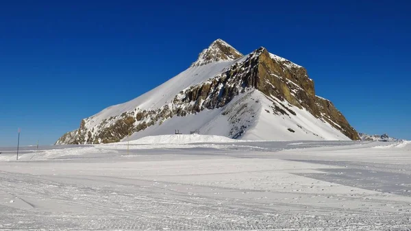 Sjezdovka a mount Oldenhorn z ledovec Diablerets. — Stock fotografie