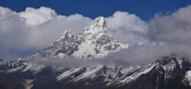 Mount Ama Dablam zirvesine. Dağ tırmanışı için Nepal popüler.