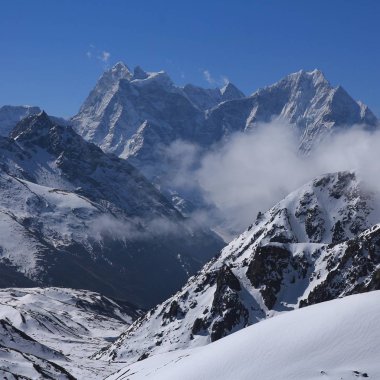 Yüksek Dağları Kangtega ve bahar Thamseku. Gokyo görünümünden,