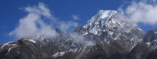 Alta montaña Tenzing pico, también llamado Ngozumpa Kang visto desde t — Foto de Stock