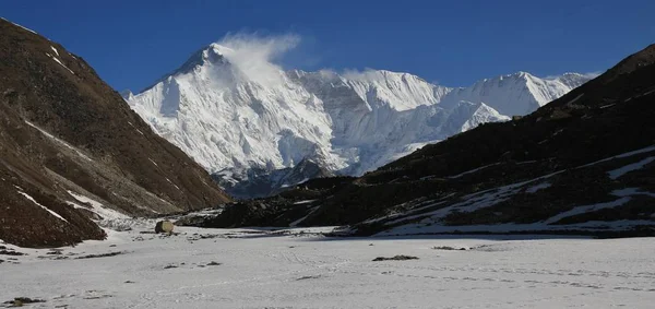 Pokryte śniegiem góry Cho Oyu. Widok z Gokyo, Nepal. — Zdjęcie stockowe