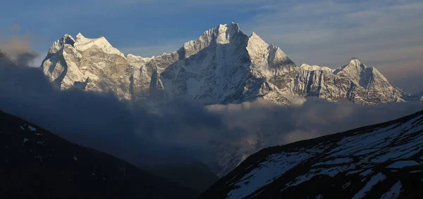 Hohe Berge kangtega, thamserku und khusum kangru. — Stockfoto