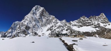 Dzonglha ve monte Cholatse Lodges. Bahar günü Mount e
